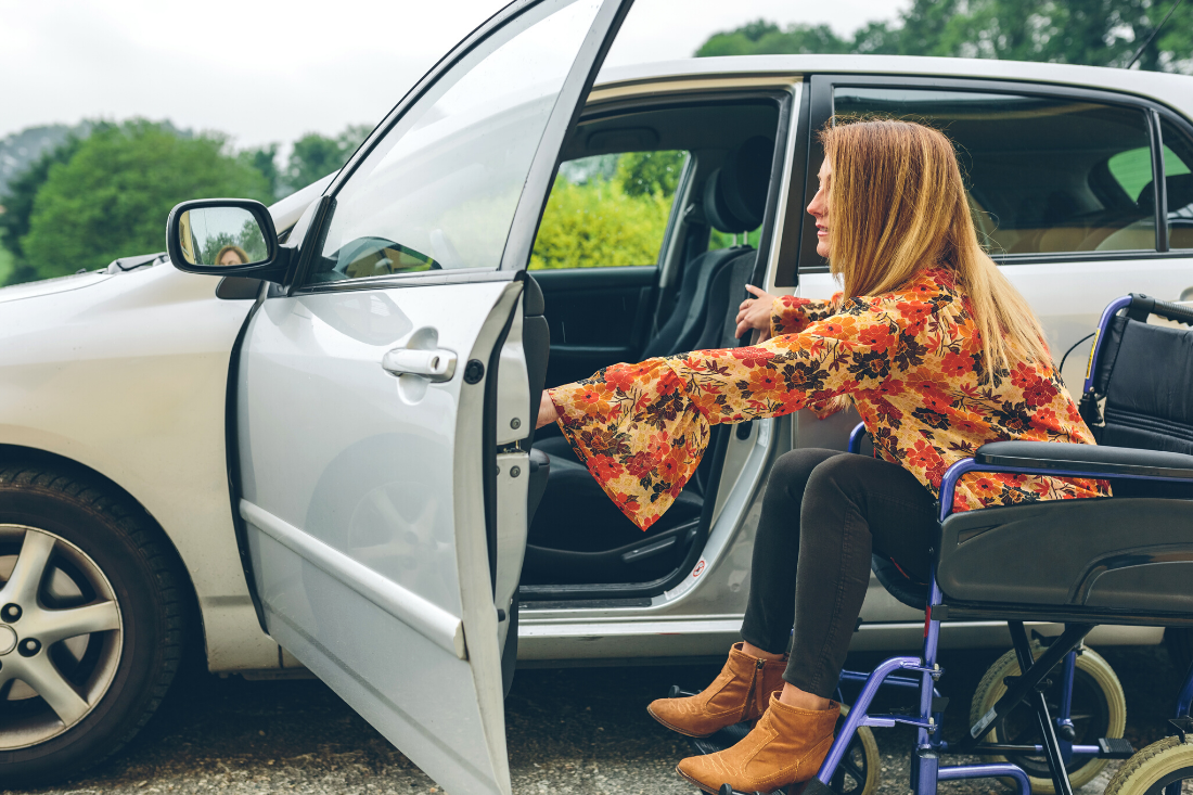 Femme a mobilité réduite voiture